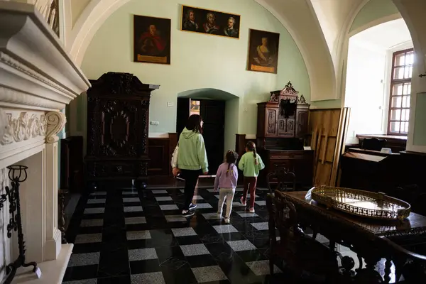 Zbarazh, Ukrayna - 30 Mayıs 2025: Klasik mobilyalar ve zarif mimari ayrıntıların yer aldığı tarihi bir odayı keşfetmek.