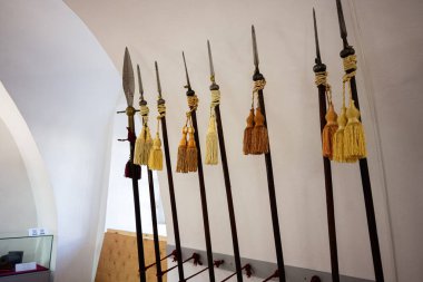 Müzede sergilenen renkli püsküllü mızraklar tarihi silahlar ve eserler sergileniyor.