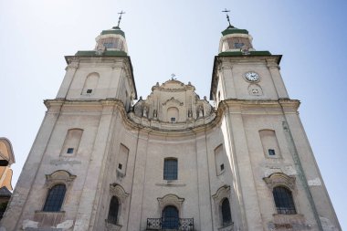 Zbarazh 'daki Aziz Anthony ve Bernardine Manastırı' nın Avrupa tarihi katedrali detaylı mimarisi ve aşağıdan görülen ikiz kuleleri ile