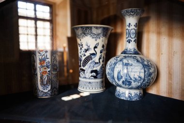 Güzel hazırlanmış seramik vazolar klasik tasarımlı detaylı mavi ve beyaz sanat eserlerini sergiliyor.