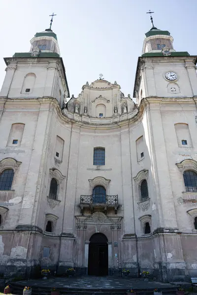 Zbarazh cephesinde yer alan Aziz Anthony ve Bernardine Manastırı 'nın süslü bir katedralinin ayrıntılı bir görüntüsü..