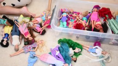 Kyiv, Ukrayna - 8 Haziran 2025: Barbie bebekler ve oyuncaklar yere saçılmış, kaldırılmayı bekliyorlar.