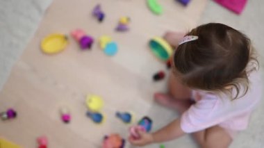 Kyiv, Ukrayna - 8 Haziran 2025: Küçük bir kız yerde Peppa Pig oyuncaklarıyla oynuyor.