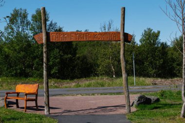 Mosfellsbr, İzlanda - 09 Haziran 2025: Tahta bank ve yontulmuş levha levhası Takk fyrir komuna İzlanda 'nın doğal çevresi Mosfellsbr' de yol kenarında