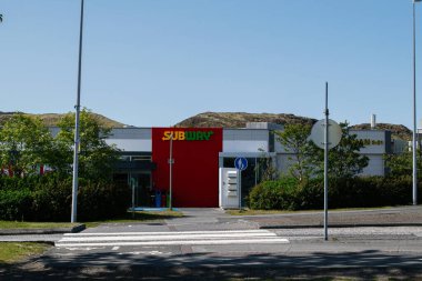 Mosfellsbr, İzlanda - 09 Haziran 2025: Mosfellsbr İzlanda 'da güneşli gökyüzüne sahip bir metro restoranı manzarası