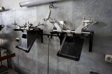 Uzman teknik görevler için bir atölye duvarına eklenmiş metal teçhizatlar tekerlek dizilimi