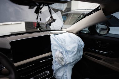 Yakın zamanda meydana gelen bir çarpışmayı gösteren hava yastığının bulunduğu bir araç..