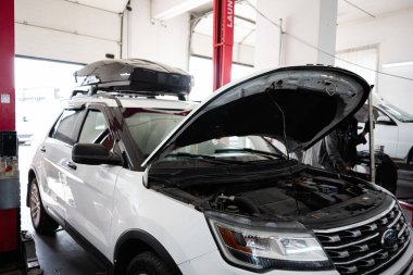 Kyiv, Ukrayna - 10 Haziran 2025: Parlak ve düzenli bir garaj ortamında bakım gören beyaz bir Ford Explorer SUV