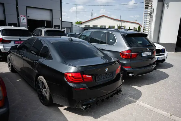 Kyiv, Ukrayna - 10 Haziran 2025: Güneşli bir günde bir galeride birden fazla BMW aracı park etmiş.