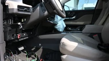 Kazadan sonra arabaya hava yastığı yerleştirilmiş. Hasarlı bir arabanın iç görünümü.