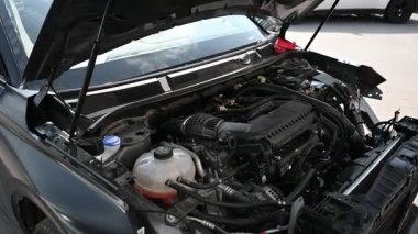 Otomobil tamirhanesinde kaputu açık araba motoru..