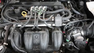 Çeşitli bileşenleri gösteren bir araba motorunu kapat.