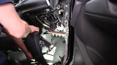 Tamirci torpido gözünü çıkarır ve arabanın iç bileşenlerini ortaya çıkarır..