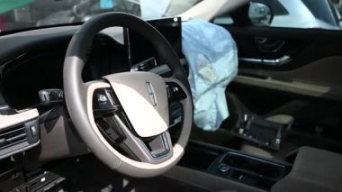 Kyiv, Ukrayna - 10 Haziran 2025: Hasarlı bir Lincoln Corsair arabasının içinde direksiyon ve hava yastığı.