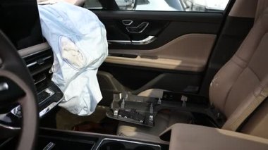 Kyiv, Ukrayna - 10 Haziran 2025: Kazadan sonra Lincoln Corsair 'in arabasına yerleştirilen hava yastığı, güvenlik özellikleri.