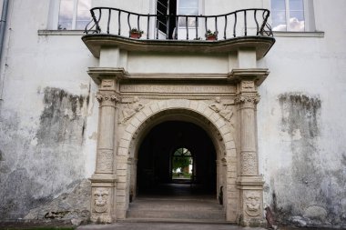 Yazlovets, Ukrayna - 31 Mayıs 2025: Yazlovets, Ukrayna 'da tarihi bir mimari ortamda antik oymalarla karışık dizayn edilmiş kemer yolu.