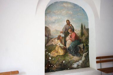 Yazlovets, Ukrayna - 31 Mayıs 2025: Yazlovets, Ukrayna 'da sakin bir doğal manzarayla çevrili İncil karakterlerini gösteren kutsal bir duvar resmi.