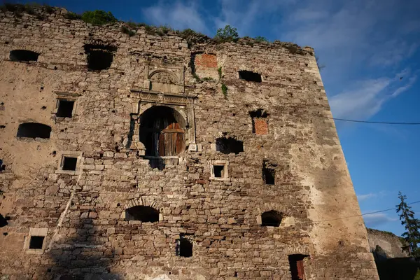 Yazlovets, Ukrayna 'da mavi gökyüzünün altındaki taştan kale duvarının detaylı bir görüntüsü..