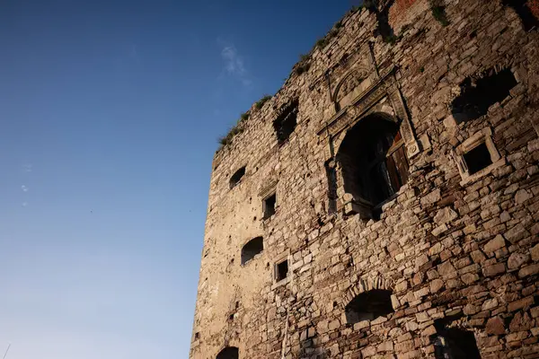 Yazlovets, Ukrayna 'daki antik ve dayanıklılığı gösteren canlı, berrak bir gökyüzüne karşı çekilmiş tarihi taş yapısı..