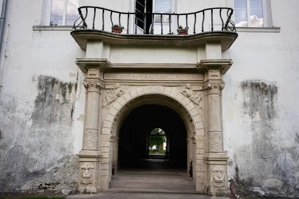 Yazlovets, Ukrayna - 31 Mayıs 2025: Yazlovets, Ukrayna 'da tarihi bir mimari ortamda antik oymalarla karışık dizayn edilmiş kemer yolu.