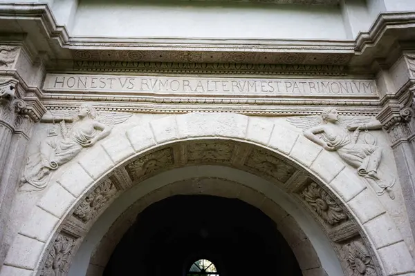 Yazlovets, Ukrayna - 31 Mayıs 2025: Yazlovets, Ukrayna 'da Latince yazılar, heykeller ve dekoratif mimari detaylarla süslü giriş.