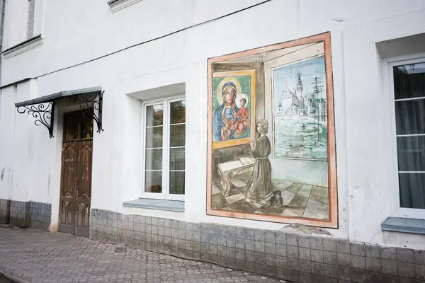 Yazlovets, Ukrayna - 31 Mayıs 2025: Yazlovets, Ukrayna 'da dini bir dua sahnesinin yer aldığı bir binanın renkli bir duvar resmi.
