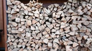 Bolca, düzgün bir şekilde ayrılmış yakacak odunları, doğal bir sıcaklık ve kırsal bir zemin sağlıyor..