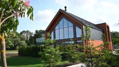 Eşsiz çağdaş mimariye sahip, resimli ve manikürlü bir bahçeyle çevrili, geniş modern bir ev..