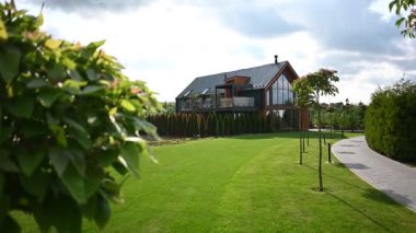 Engin yeşil çimenli ve bakımlı güzel manzaralı modern lüks bir ev..