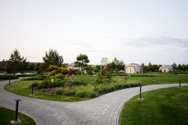 Bereketli bahçeler, yürüyüş yolları ve eşsiz kubbe tarzı pansiyonlar içeren bir ekolojik tesis..