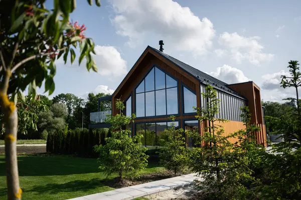 Manzaralı doğal ortamda cam cepheli çağdaş bir ev..