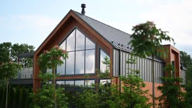 Çarpıcı mimarisi, büyük cam pencereleri ve güzel doğal manzarası olan büyüleyici modern bir ev..