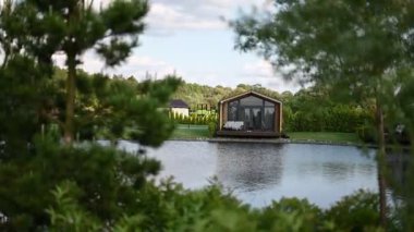 Doğal çevresi olan sakin bir gölün yanındaki modern cam kulübenin huzurunun tadını çıkarın..