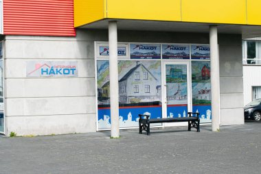Akranes, İzlanda - 15 Haziran 2025: İzlanda 'daki konforlu emlak Hakot ofisi ön cephede renkli bina çizimleri yer alıyor