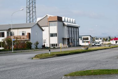 Akranes, İzlanda - 15 Haziran 2025: Akranes, İzlanda 'da evler, arabalar ve açık gökyüzünün yer aldığı sokak manzarası