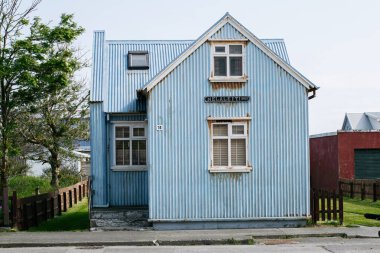 Akranes, İzlanda - 15 Haziran 2025: Akranes, İzlanda caddesinde rustik kıvrımlı metal kaplamalı büyüleyici mavi ev