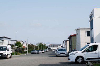 Akranes, İzlanda - 15 Haziran 2025: Akranes Mahallesi 'nde arabaların park ettiği sakin bir yerleşim yeri manzarası.