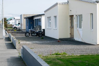 Akranes, İzlanda - 15 Haziran 2025: Honda VTX-1300 motosiklet ve park yeri ile modern evlerin yer aldığı huzurlu bir yerleşim yeri.