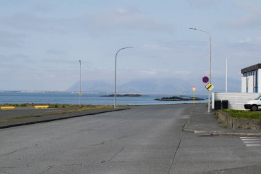 Akranes, İzlanda 'da deniz ve dağların yer aldığı sakin bir sahil manzarası..