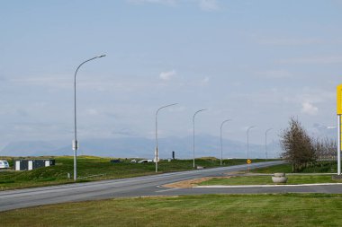 Akranes, İzlanda 'da sokak lambaları, açık çayırlar ve manzaralı dağ manzaralı..