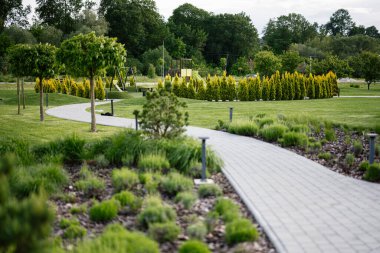 Yeşil bitki örtüsü, patikaları ve doğal çevresindeki imkanları olan eğlence parkı.