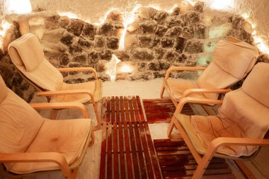 Rahatlama ve terapi için mükemmel bir tuz odasında dört yastıklı sandalye.