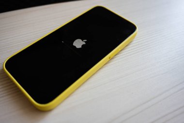 Kyiv, Ukrayna - 17 Haziran 2025: Sarı Elma Iphone akıllı telefonu şirket logosunun yer aldığı bir masada sergilendi.