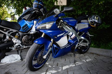 Ternopl, Ukrayna - 17 Haziran 2025: kaldırım taşlarına parkedilmiş mavi bir motosiklet Yamaha YZF 'nin yakın çekimi