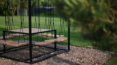 Büyüleyici ve yenilikçi bir açık hava mobilyası. Salıncak masası ve askıya alınmış koltukları var..