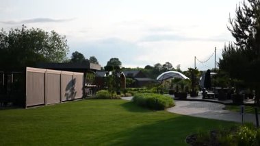 Lüks bir tatil köyünün panoramik manzarası modern binalar ve sakin bir açık hava manzarası..