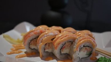Nefis bir karides suşi sarması, sosla güzelce hazırlanmış, yemeye hazır..