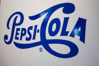 Kyiv, Ukrayna - 18 Haziran 2025: Klasik mavi Pepsi-Cola logosu belirgin bir şekilde beyaz bir yüzey üzerinde sergilenmektedir