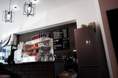 Kyiv, Ukrayna - 18 Haziran 2025: Sıcak atmosferi ve şık modern mobilyaları olan çağdaş kafe tasarımı.