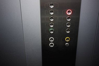 Aydınlatılmış zemin seçim göstergesine sahip numaralandırılmış düğmeler içeren asansör kontrol paneli